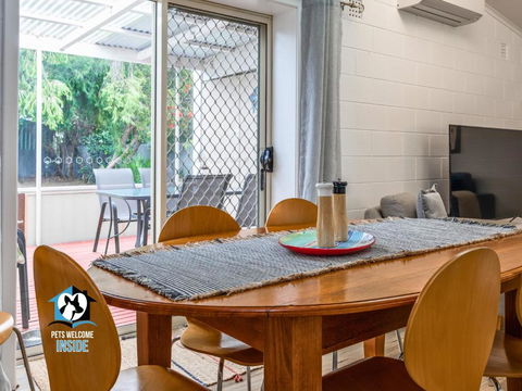 Renovated 3BR One Street To Beach - Accommodation Australia 2