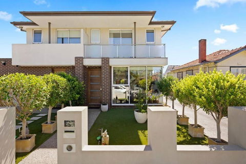 Renovated Bright Modern Retreat - Local Tourism 0