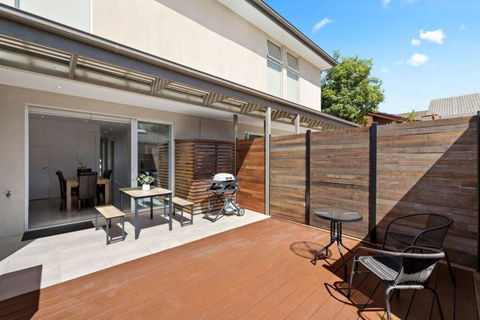 Renovated Bright Modern Retreat - Local Tourism 3