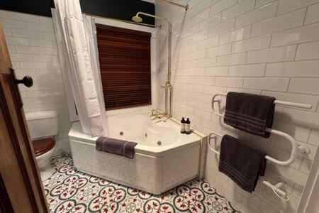 Renovated Cottage Near Cataract Gorge Launceston - Local Tourism 3