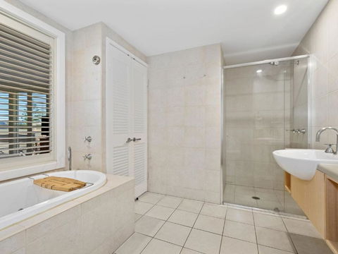 RESORT ON THE BEACH 2214/2215 - Accommodation Australia 2