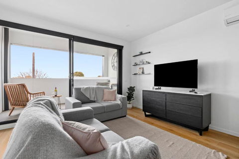 Retreat On Bellerine I 2BR Apartment I Geelong CBD - Local Tourism 0