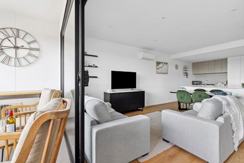 Retreat On Bellerine I 2BR Apartment I Geelong CBD - Local Tourism 1