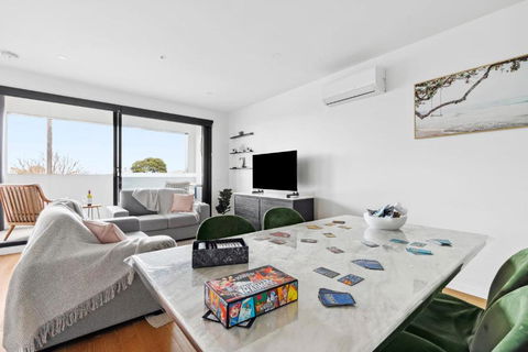 Retreat On Bellerine I 2BR Apartment I Geelong CBD - Local Tourism 3