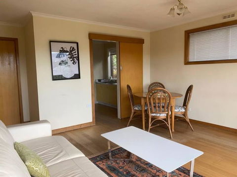 Retro Apartment Cornelian Bay - Water Views - Australia Shopping 3