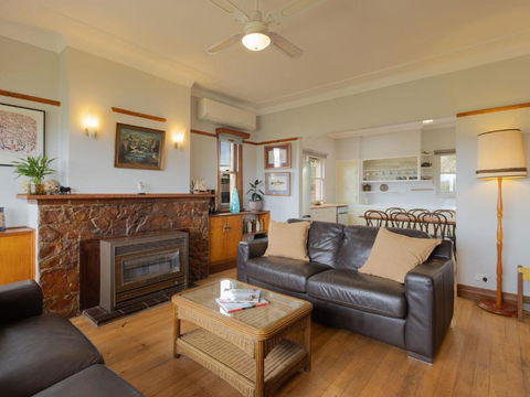 Retro Retreat - Local Tourism 0