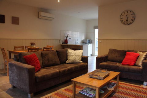 River Rock Cottage Centrally Located And Dog Friendly - Accommodation Australia 0
