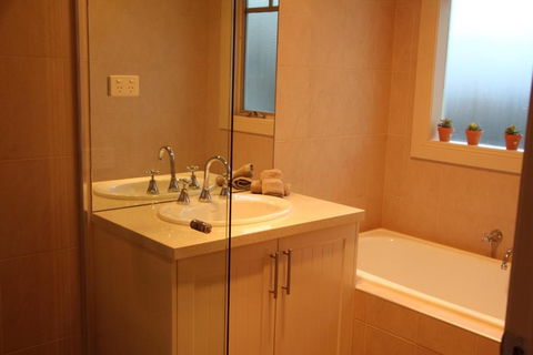 River Rock Cottage Centrally Located And Dog Friendly - Accommodation Australia 3