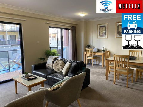 RIVERSIDE CITY VIEW PARKING NETFLIX WIFI WINE FREE - Accommodation Australia 0