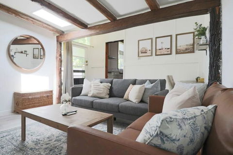 Rustic Chic 200 Metres From CBD - Accommodation Australia 0