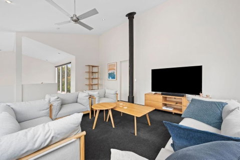 Roadknight Ocean Road View 236 - Accommodation Australia 0