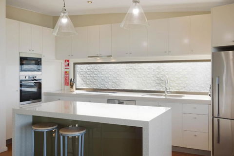 Rolling Waves 3 - Beach Access & Pet Friendly! - Accommodation Australia 3