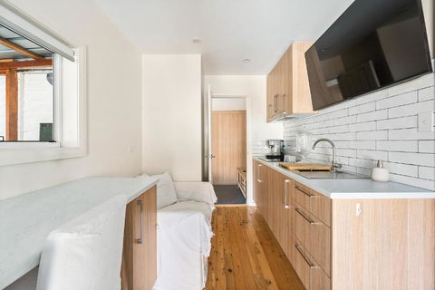 Romanic Garden View 1 Bed Apartment With Ocean Views At Stanwell Tops - Accommodation Australia 2