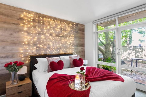 Romantic Retreat With Garden - Accommodation Australia 0
