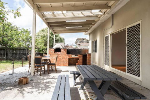 Rosebud Reset - A Beachside Group Getaway - Accommodation Australia 3