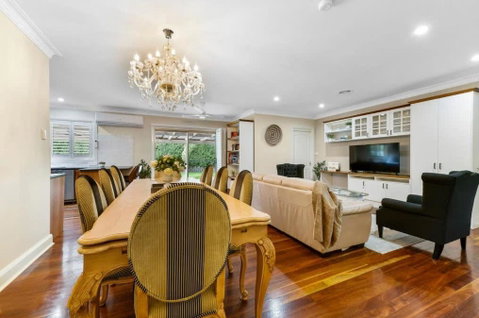 Roselawn Manor - 5 Bedroom Entertainer - Accommodation Australia 3