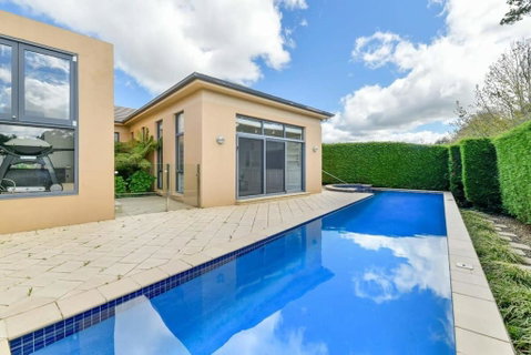 Roselawn Retreat - Pool, Incredible Views, Sleeps 8 - Accommodation Australia 3