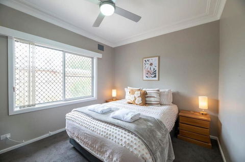 Roycox Cottage - Charming Escape, Fireplace - Australia Shopping 1