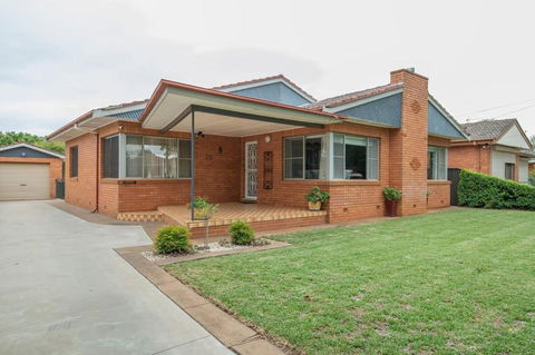 Roycox Cottage - Charming Escape, Fireplace - Australia Shopping 3
