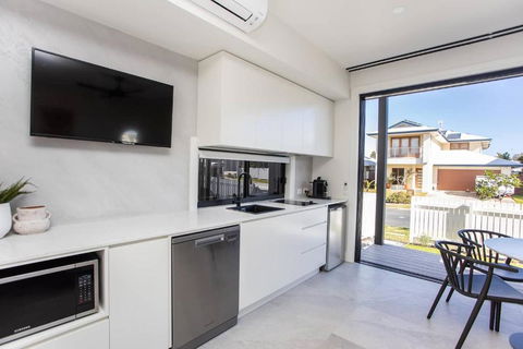 Sailfish Studio - Beachside Private Access Granny Flat By UHoliday - Accommodation Australia 1