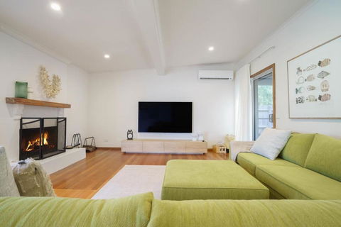 Salt Air Beach Retreat - 280m Walk To Foreshore, Check Out 5pm Sunday! - Local Tourism 3