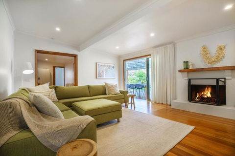 Salt Air Beach Retreat - 280m Walk To Foreshore, Check Out 5pm Sunday! - Local Tourism 0