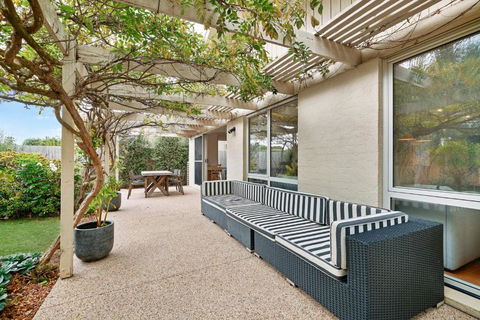 Salt Air Hideaway With Lush Backyard - Accommodation Australia 2