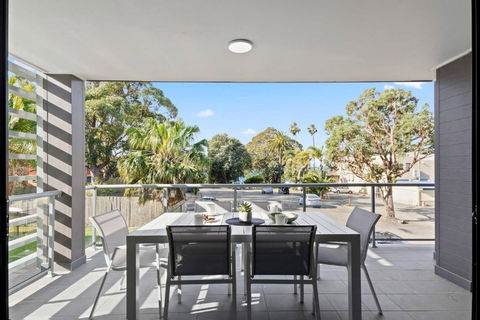 Saltwater Escape - Contemporary Seaside Stunner - Local Tourism 3