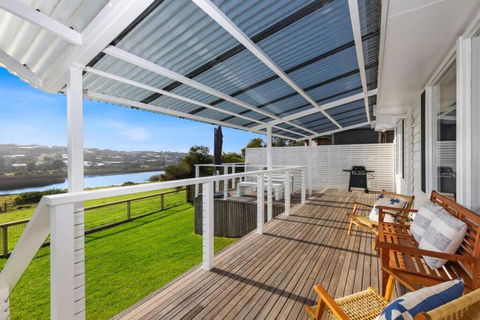 SALTWATER HOUSE - Opposite The Beach And Views Over The Lake! - Local Tourism 1