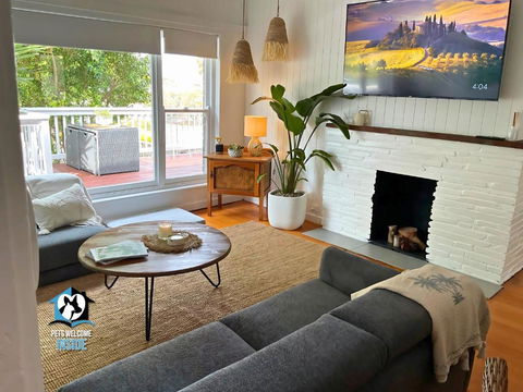 Saltwater Sunsets Seaside Haven With Ocean Views - Accommodation Australia 2