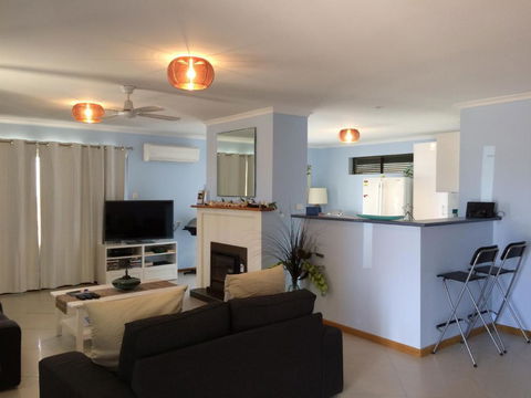 Salty Air Apartments Kingscote Kangaroo Island - Local Tourism 0