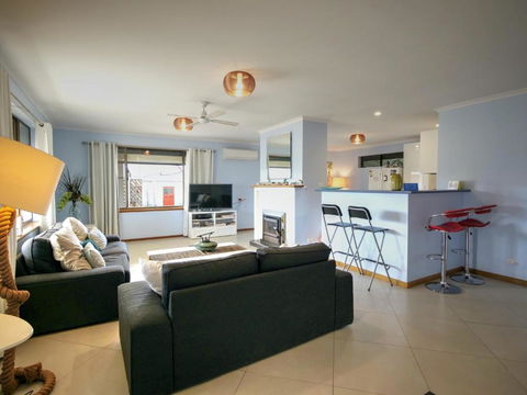 Salty Air Apartments Kingscote Kangaroo Island - Local Tourism 3