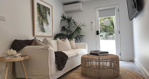 SALTY PALMS -Seaside Studio Apartment - Accommodation Australia 3