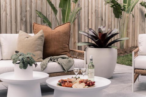 SALTY PALMS On HENLEY -THREE - Accommodation Australia 1