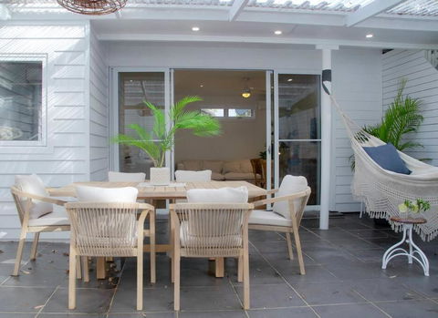 SALTY SNOOZE - Your Coastal Holiday House - Local Tourism 1