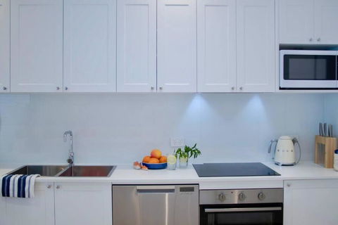 SALTY SNOOZE - Your Coastal Holiday House - Local Tourism 3