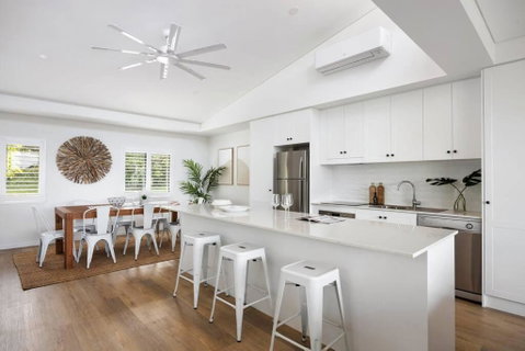 Salty Stays On Stevens St ~ Views & Rooftop Deck - Accommodation Australia 0