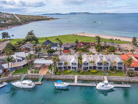 Salty Views - Bed n Breakfasts 1