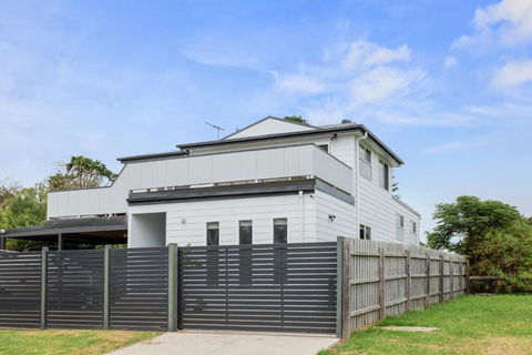 Sanctuary Lodge By Ready Set Stay - BYO LINEN & TOWELS - Accommodation Australia 2