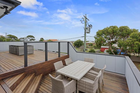 Sanctuary Lodge By Ready Set Stay - BYO LINEN & TOWELS - Accommodation Australia 3