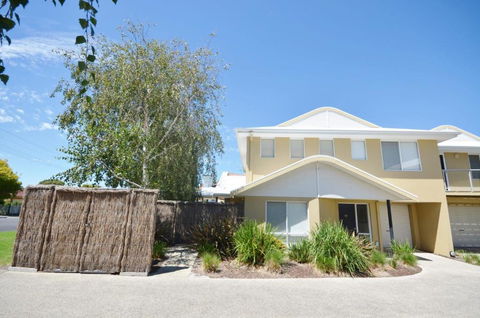 Sandpiper 10 - Close To Town And Beach - Accommodation Australia 0