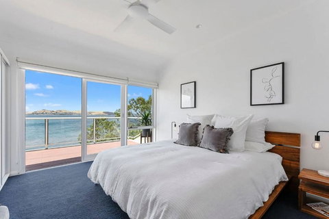 Sandy Bay Beachfront Oasis Direct Beach Access - Accommodation Australia 3
