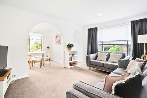 Sandy Bay Cozy Cottage Close To CBD - Accommodation Australia 0