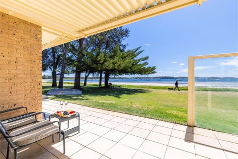 Sandy Beach House Corlette Unit 1 Waterfront WI-FI Aircon - Accommodation Australia 2