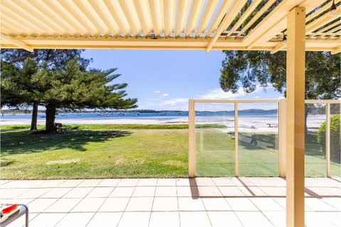 Sandy Beach House Corlette Unit 1 Waterfront WI-FI Aircon - Accommodation Australia 1