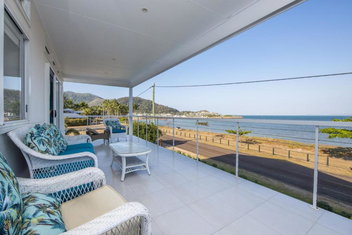 Sandy Decks with Accommodation Australia