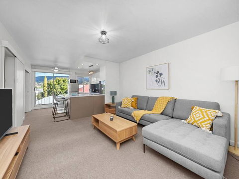 Sandy Bay Apartment With Hobart River View, Near UTAS - Stroll To Cafes And Shops - Accommodation Australia 0