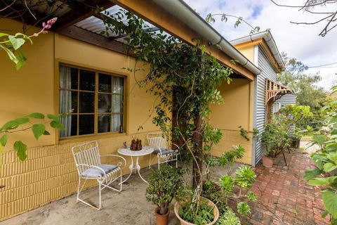 Smithy Cottage - Rustic 2 Storey Stone And Iron Cottage - Near Wineries - Hahndorf - Nature - Accommodation Australia 2