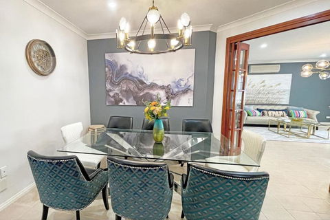 Spacious 5BR House In Hallam Near Bunjil Place - Accommodation Australia 1