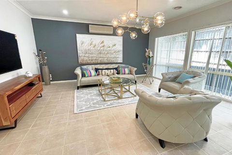 Spacious 5BR House In Hallam Near Bunjil Place - Accommodation Australia 0